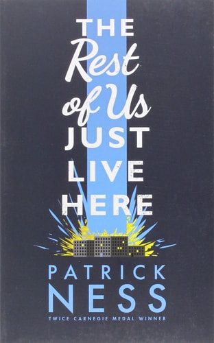 Der Rest von uns lebt einfach hier (Shelfworn) von Patrick Ness
