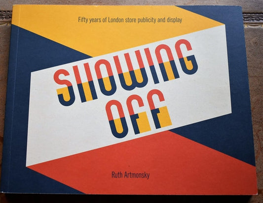 Showing Off: Fifty Years of London Store Publicity and Displ by ARTMONSKY