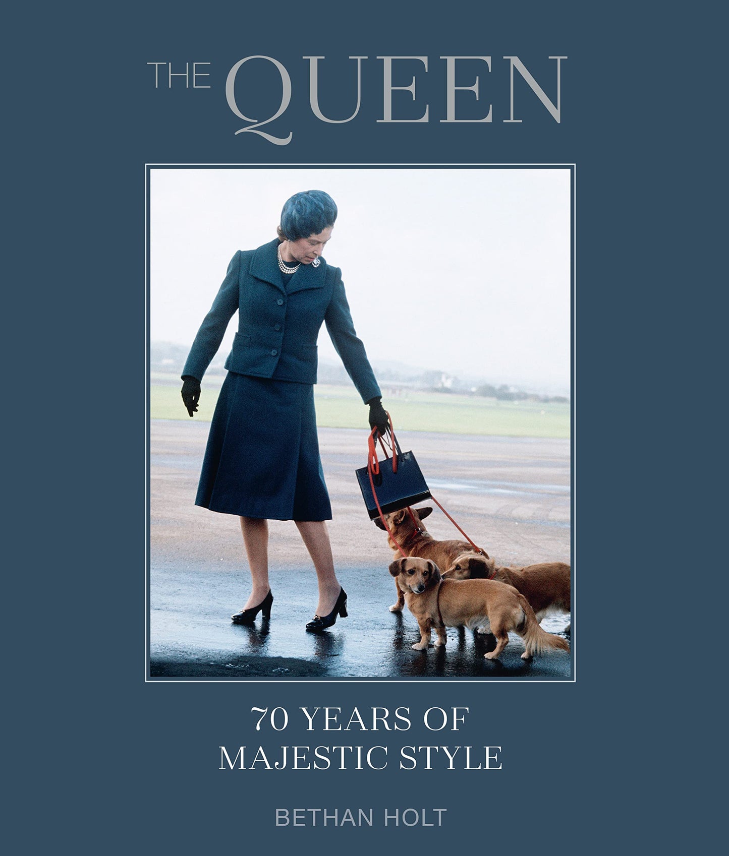 The Queen: 70 years of Majestic Style by Holt, Bethan